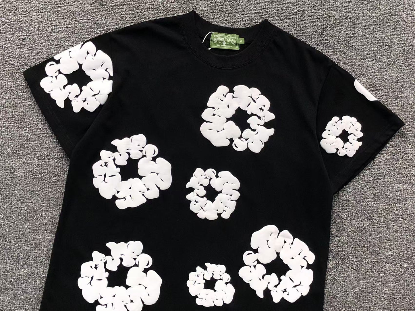 Maglietta con lacrime di denim