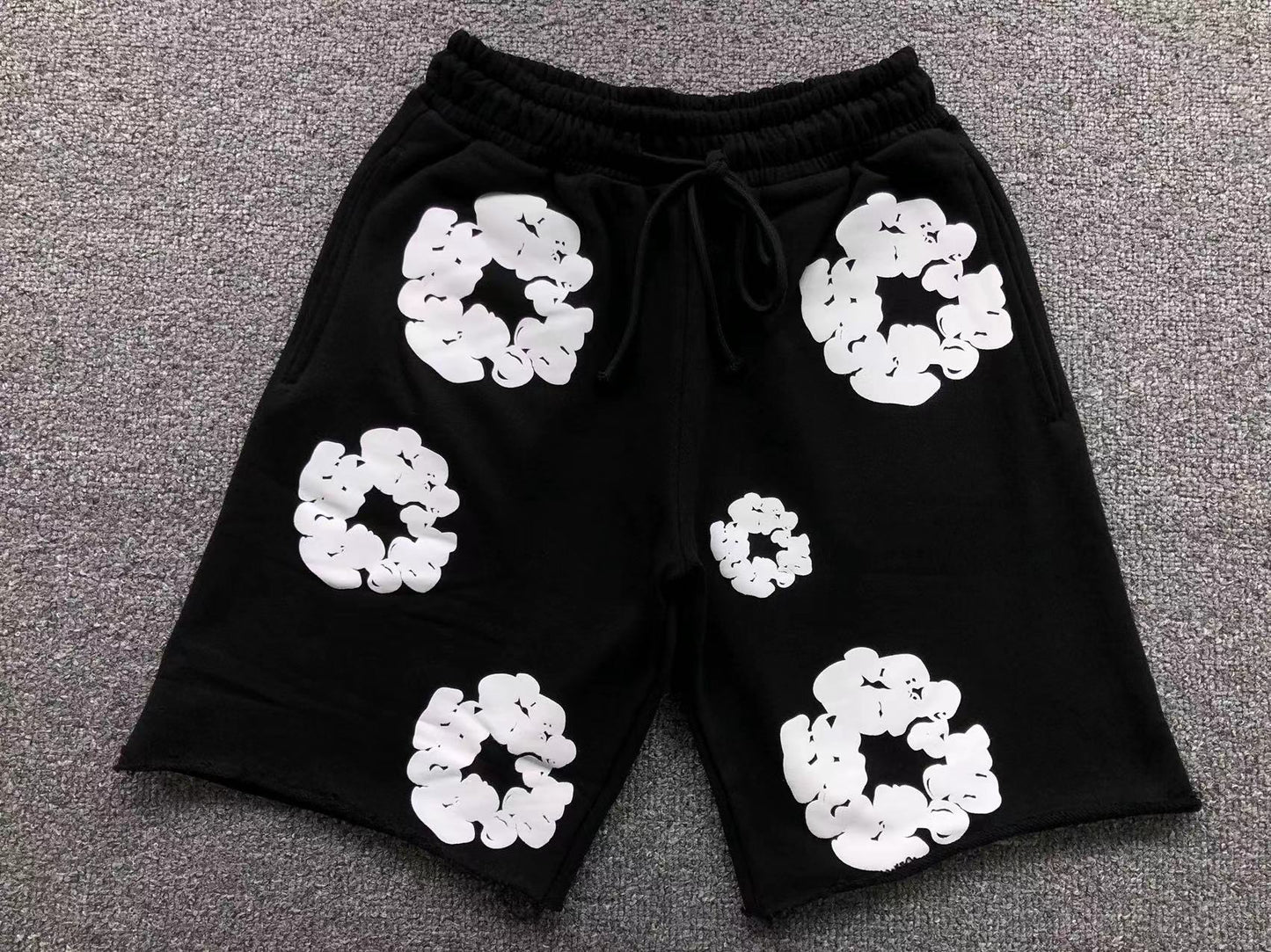 Pantaloncini con strappi in denim