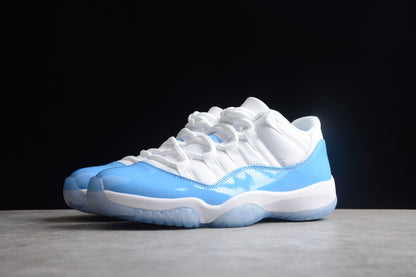 Air Jordan 11 Low „Weiß &amp; Universitätsblau“ 