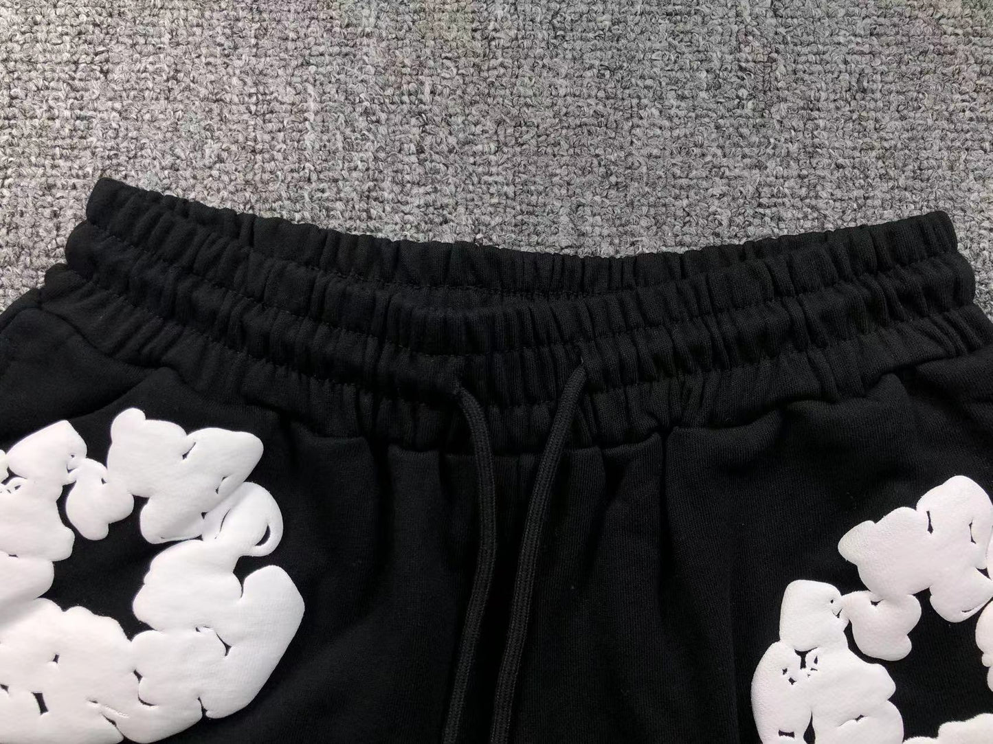 Completo corto con strappi in denim