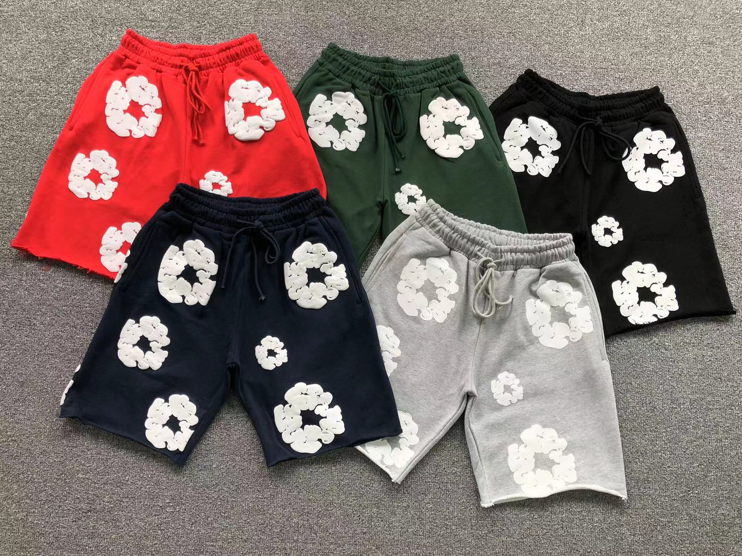 Pantaloncini con strappi in denim