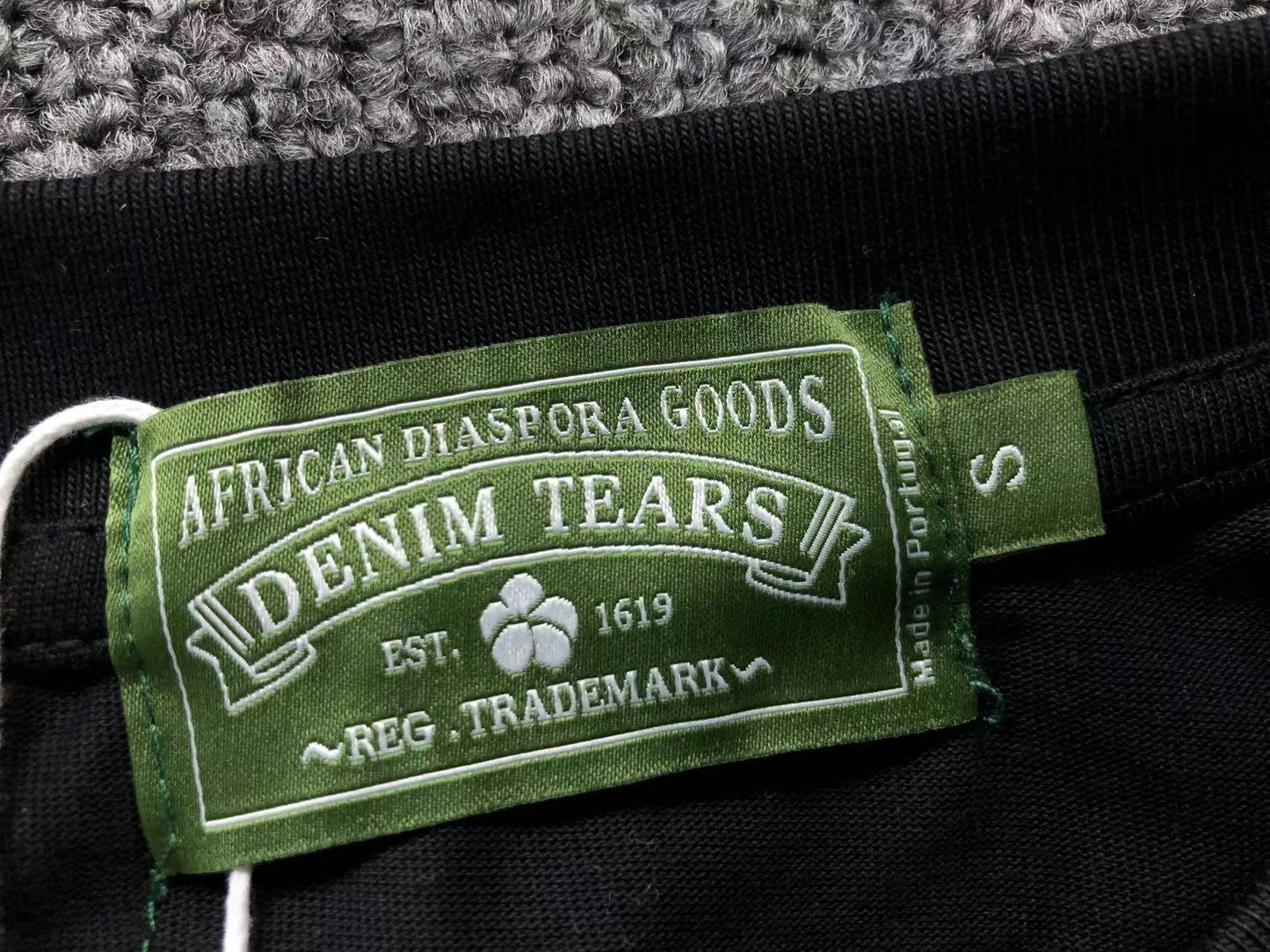 Maglietta con lacrime di denim