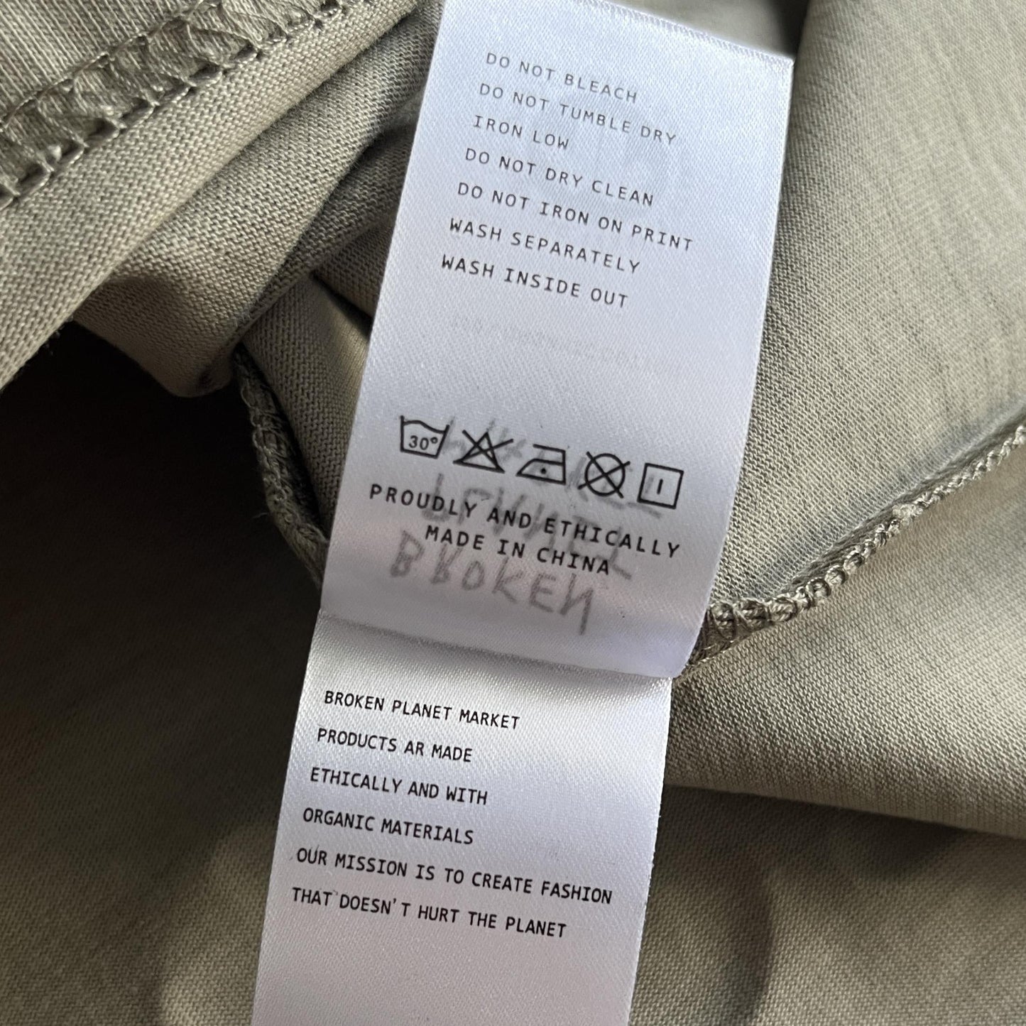 Maglietta spaziale con tre teschi del pianeta rotto 