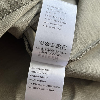 Maglietta spaziale con tre teschi del pianeta rotto 