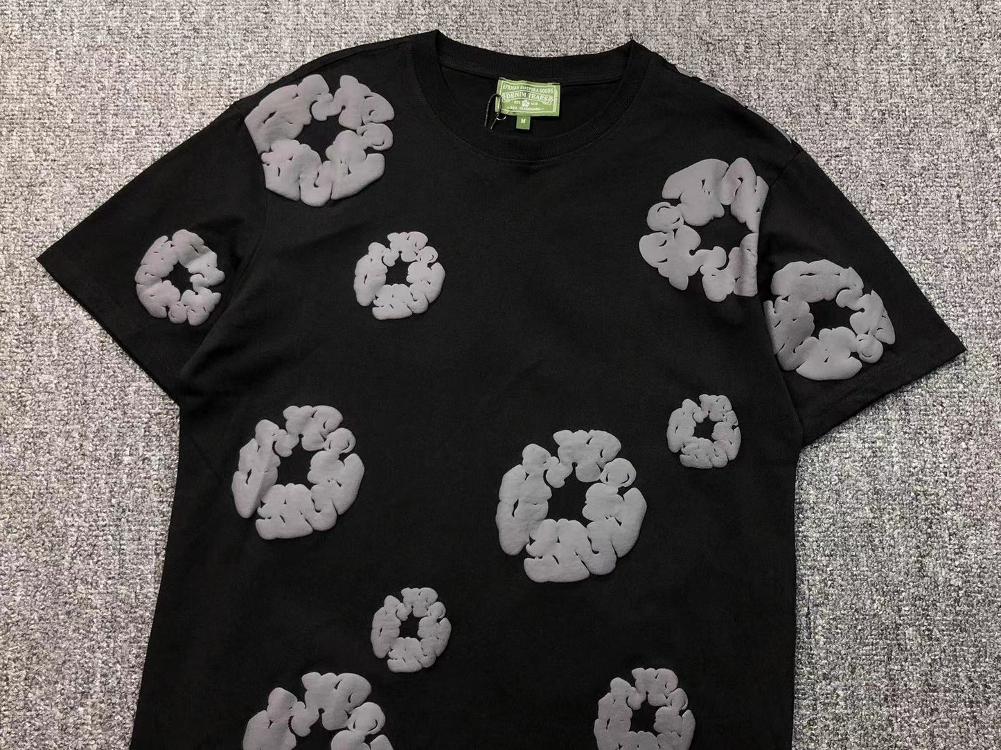 Completo corto con strappi in denim