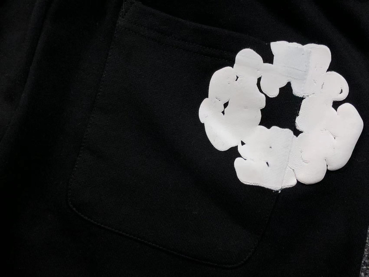 Completo corto con strappi in denim