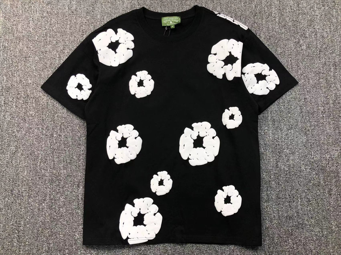 Completo corto con strappi in denim