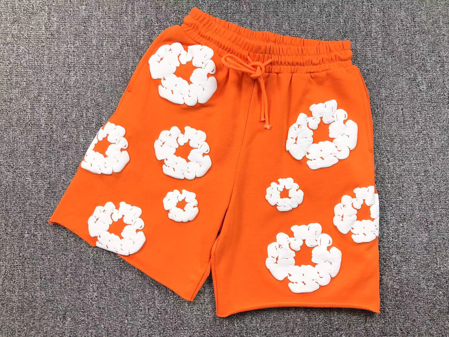 Completo corto con strappi in denim