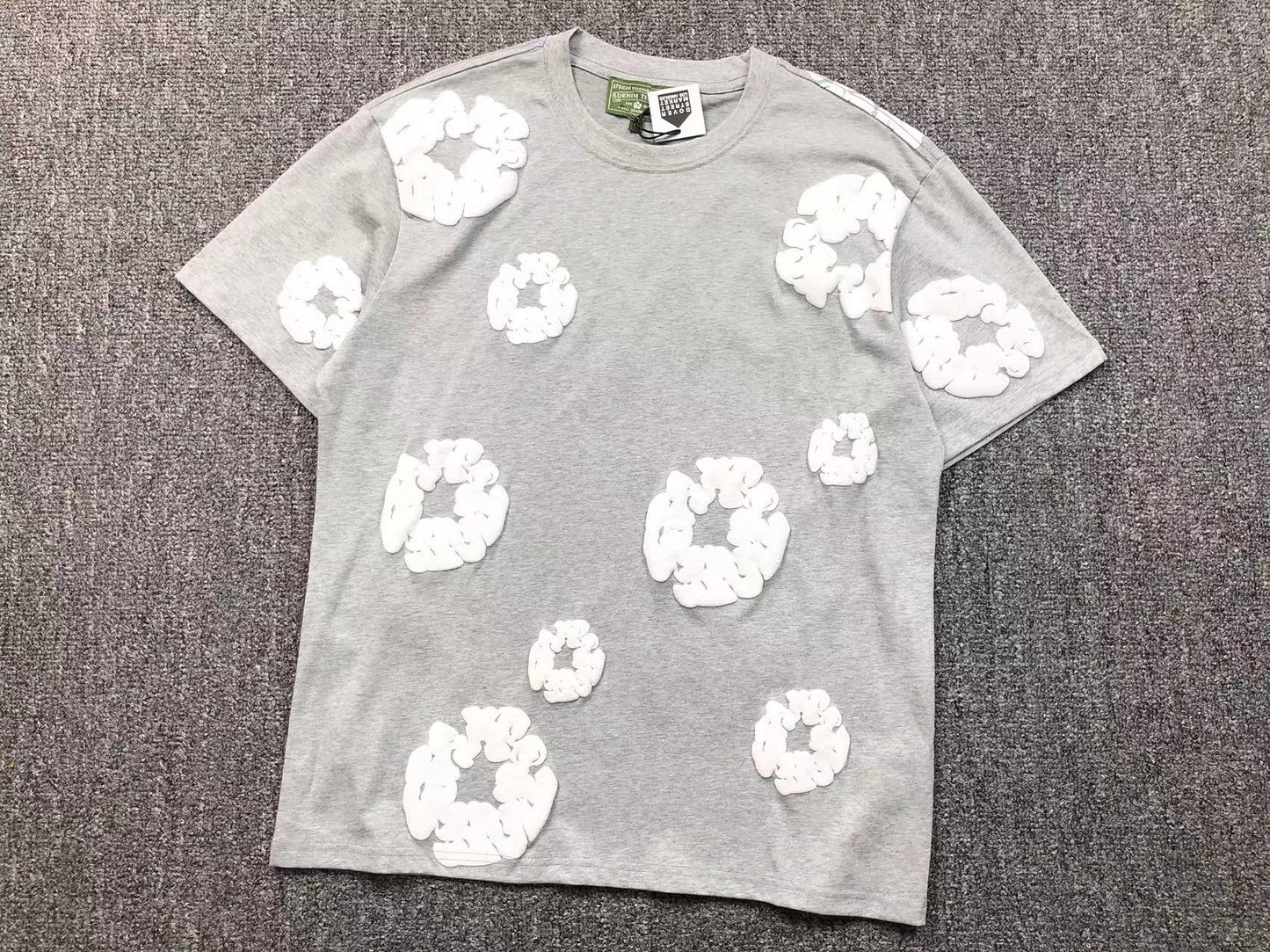 Completo corto con strappi in denim