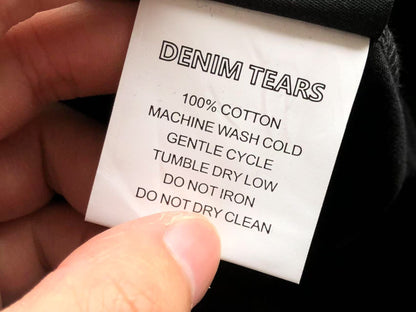 Maglietta con lacrime di denim 