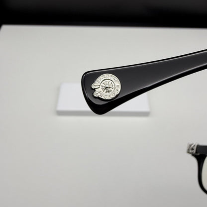 Brille mit verchromten Herzen