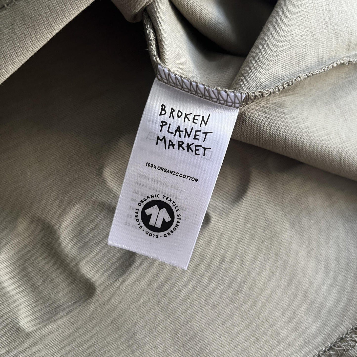 Maglietta spaziale con tre teschi del pianeta rotto 