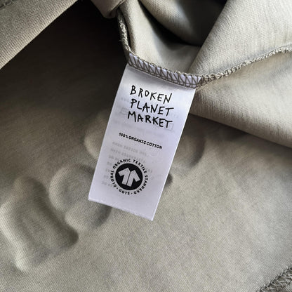 Maglietta spaziale con tre teschi del pianeta rotto 