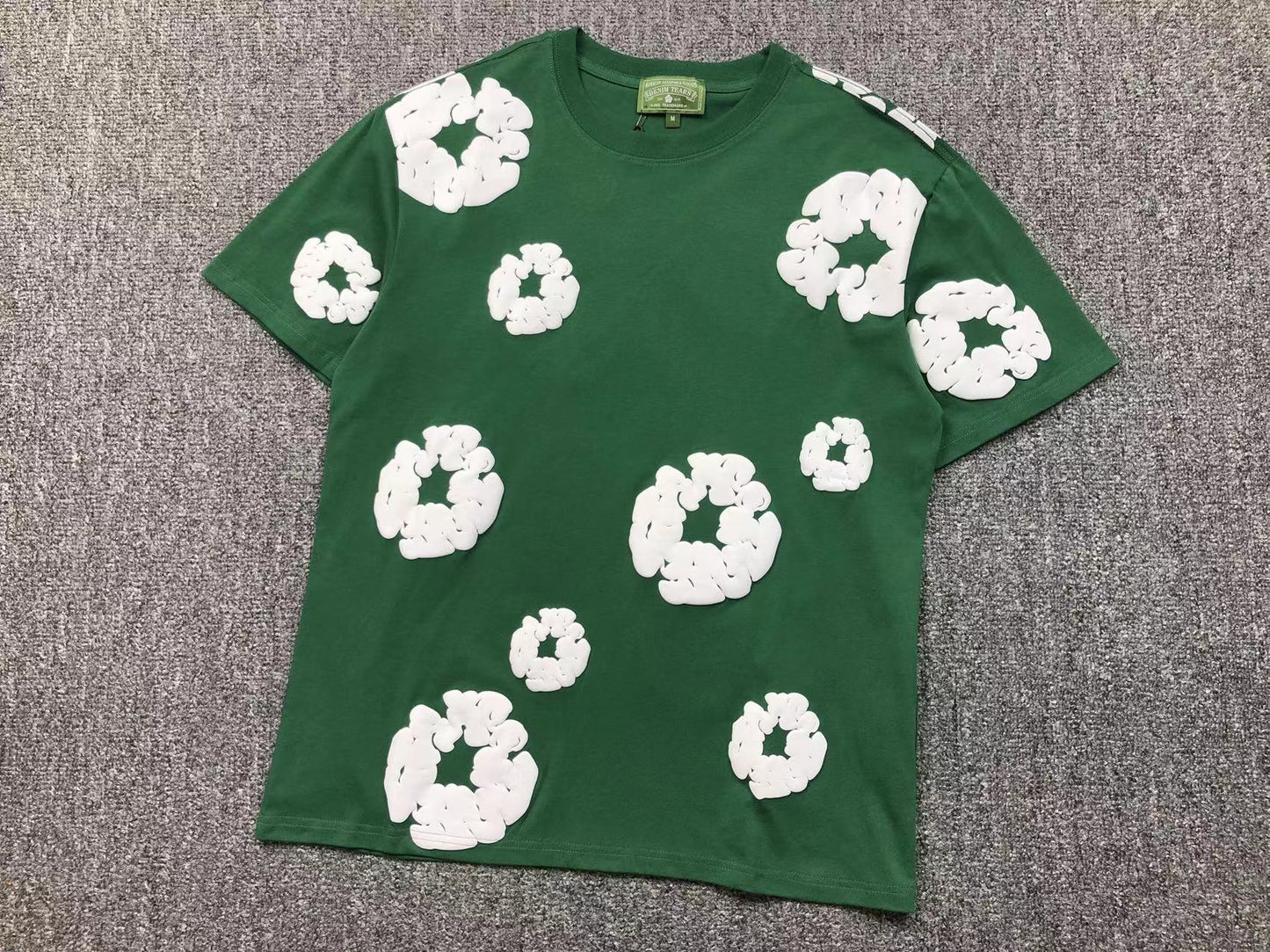 Completo corto con strappi in denim