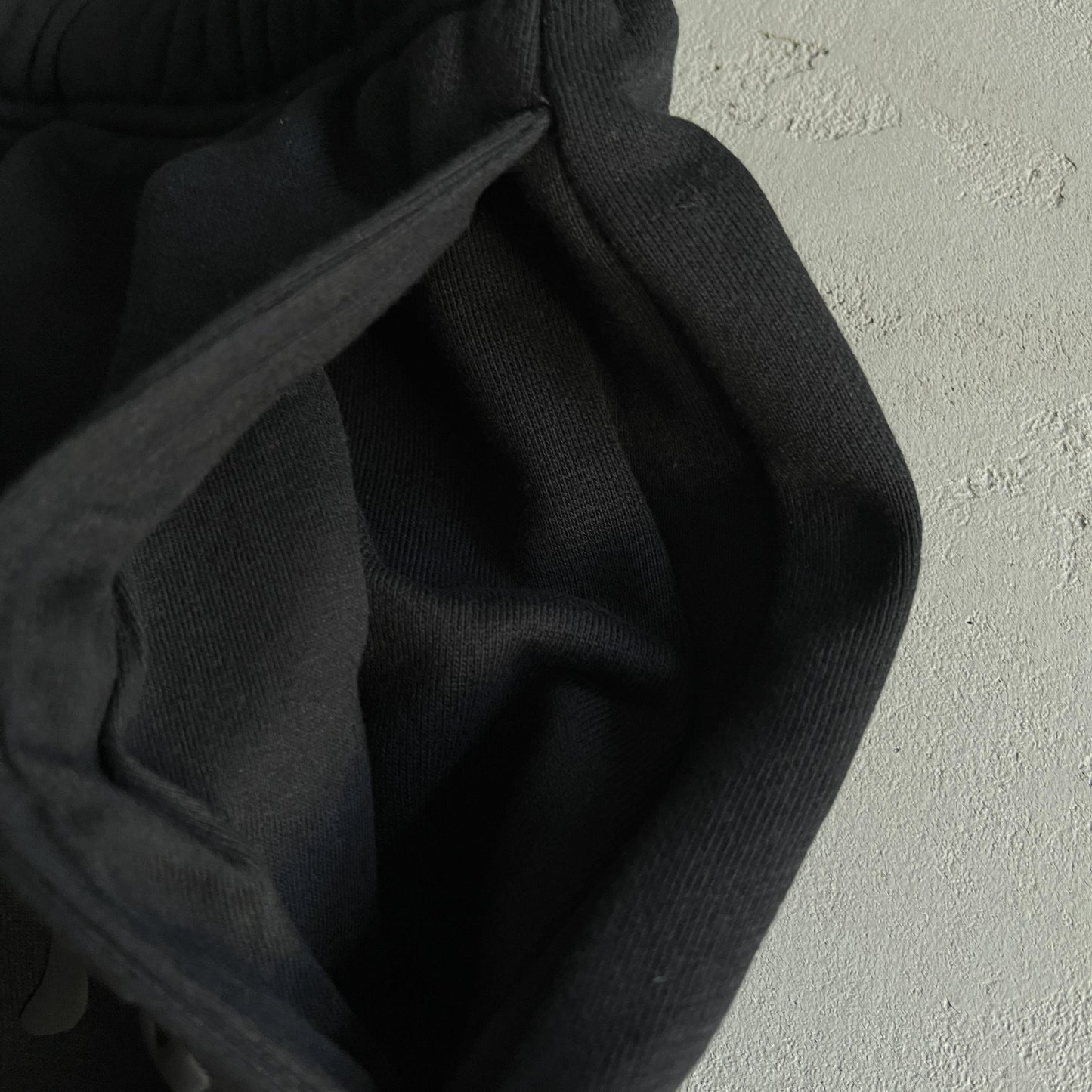 Broken Planet – Jogginghose mit geradem Bein in Schwarz 