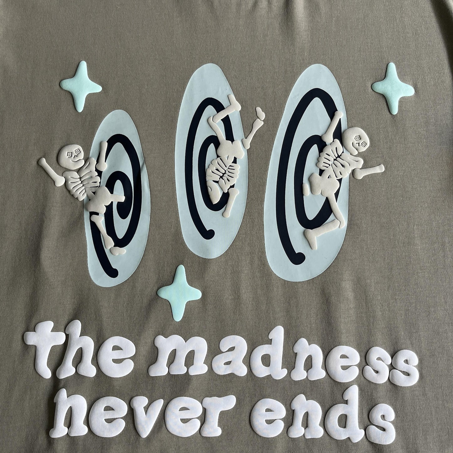 Maglietta spaziale con tre teschi del pianeta rotto 