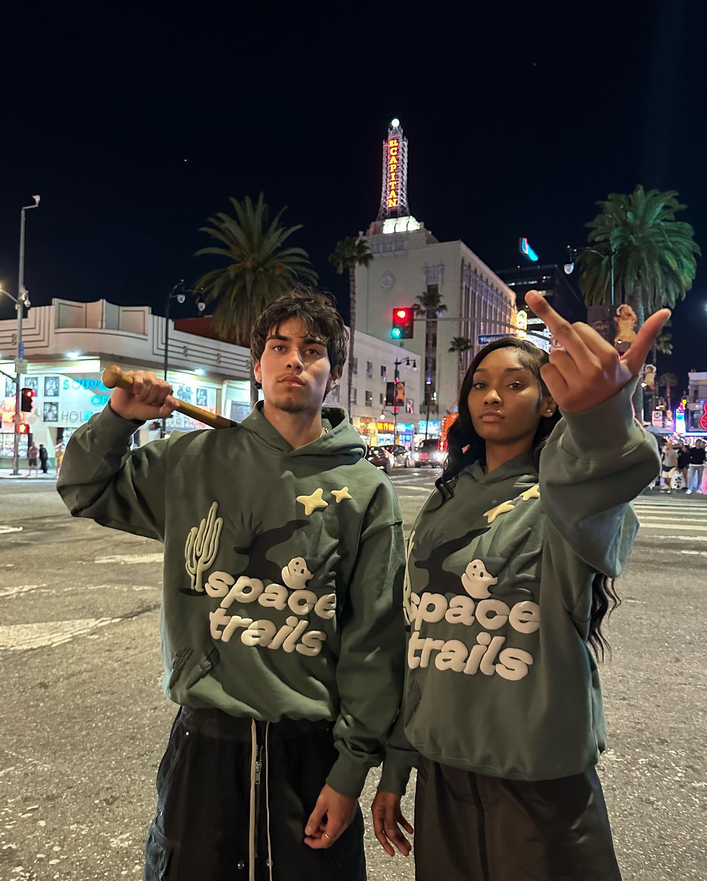 Hoodie mit Weltraumpfaden von Broken Planet 