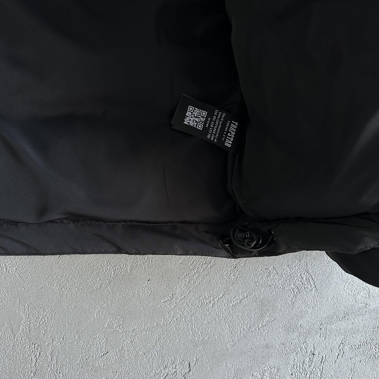 Trapstar Decoded Pufferjacke mit Kapuze 2.0 Schwarz / Infrarot 