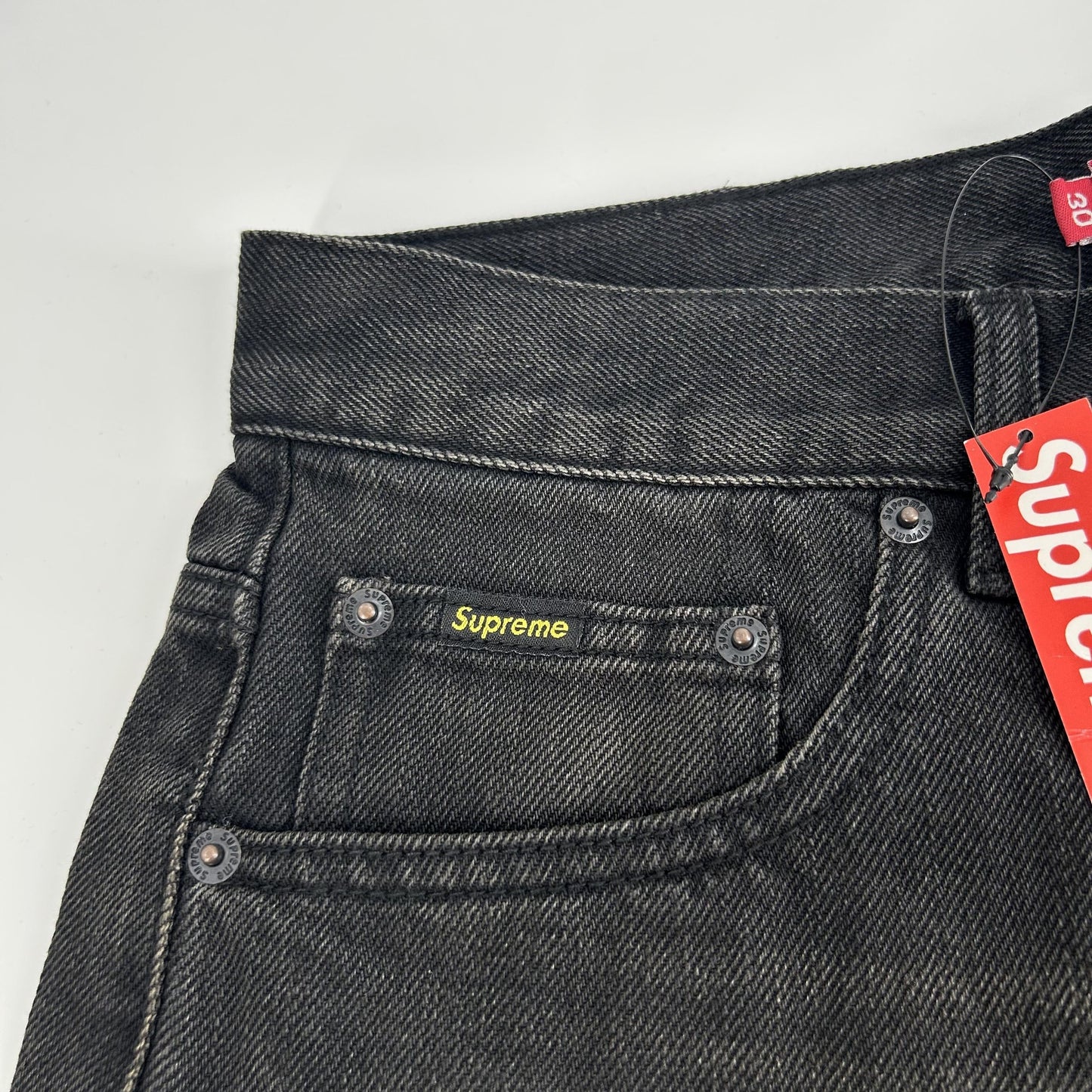 Supreme – Baggy-Jeans im Used-Look mit lockerer Passform und Selvedge-Muster