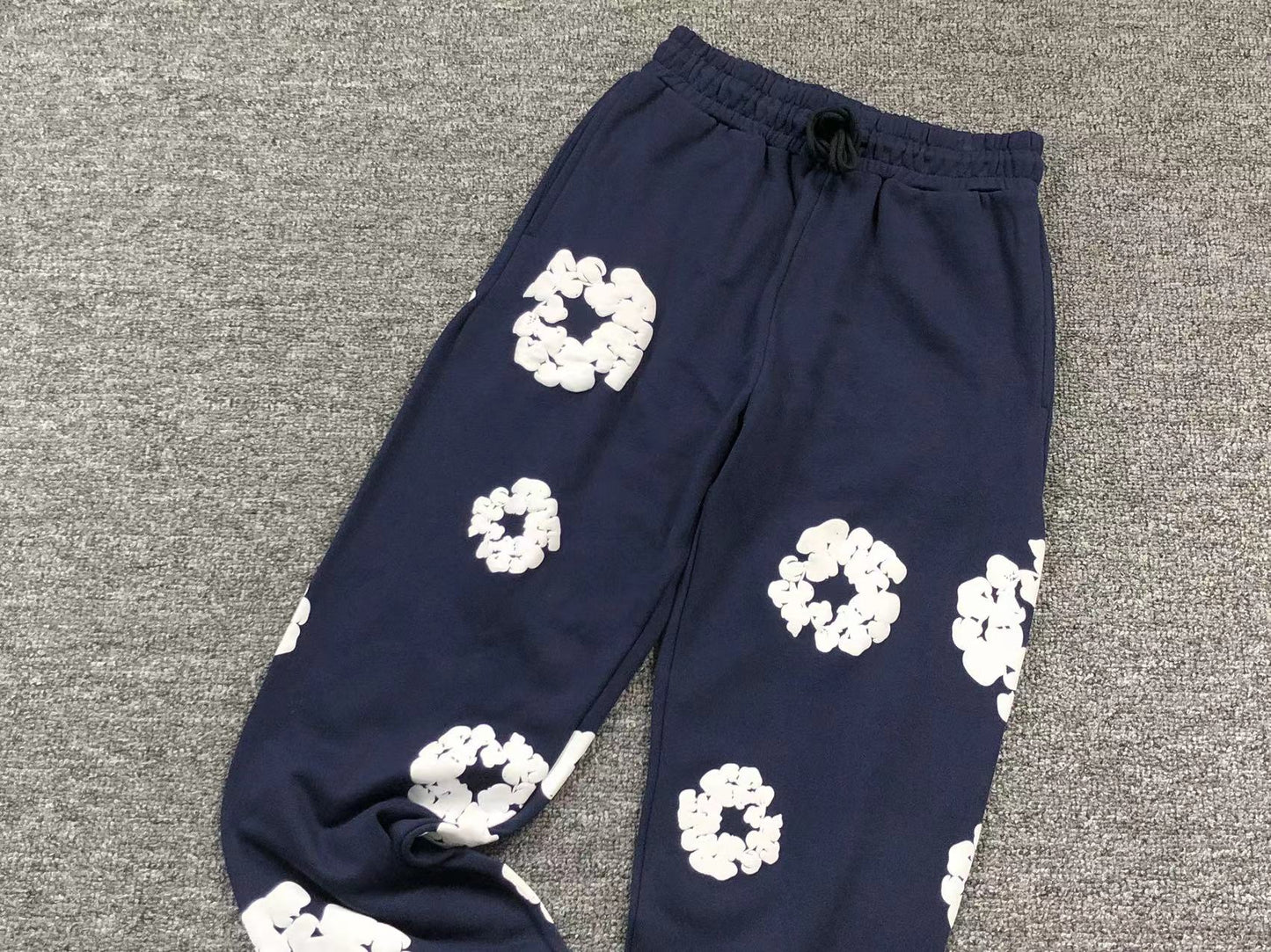 Il denim strappa la ghirlanda di cotone