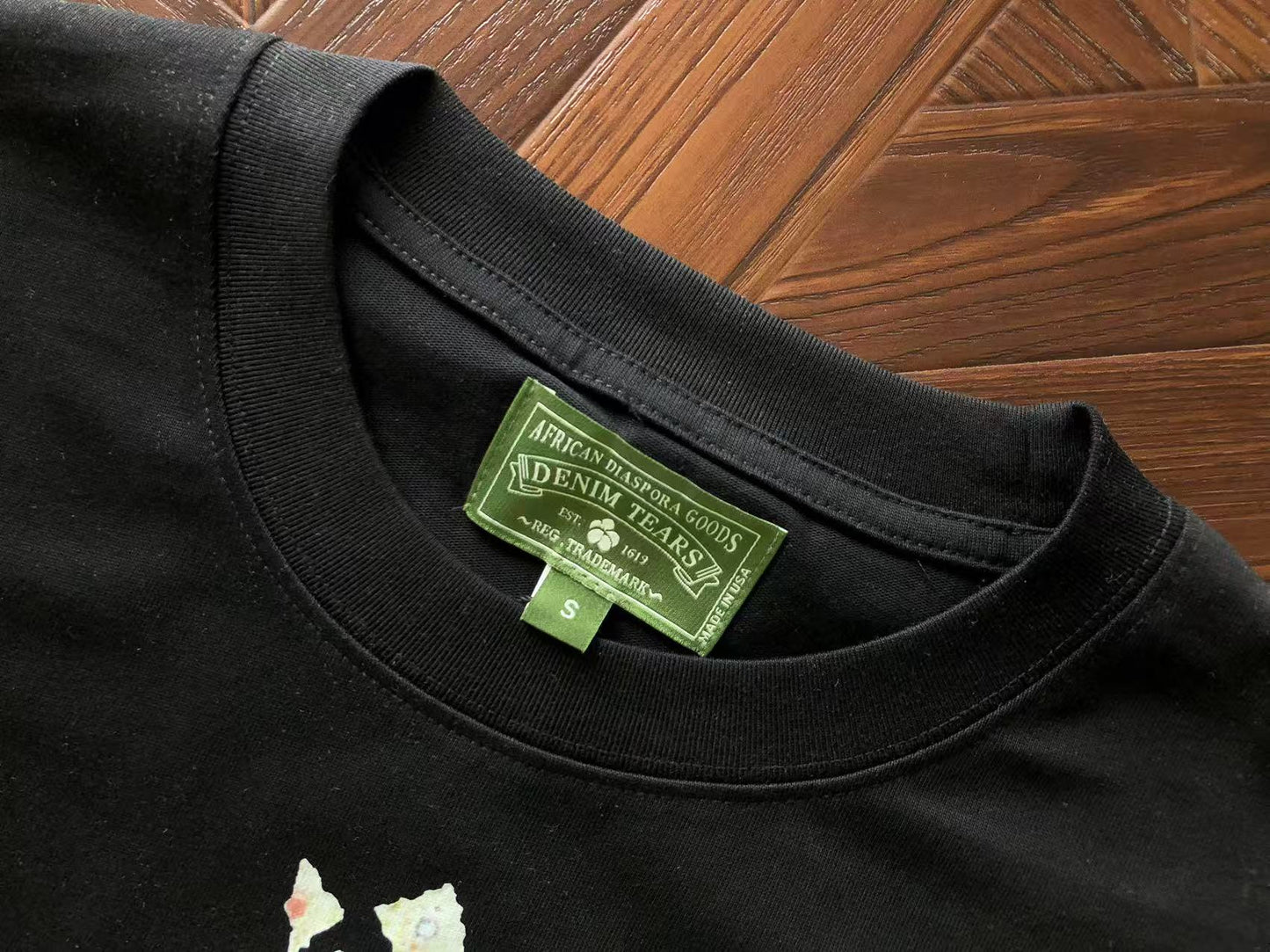 Maglietta con lacrime di denim 