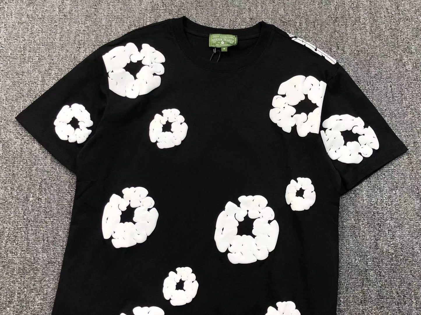 Completo corto con strappi in denim