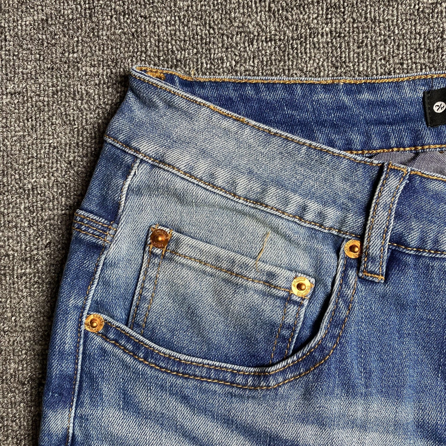 Schmale Jeans der Marke Purple Brand