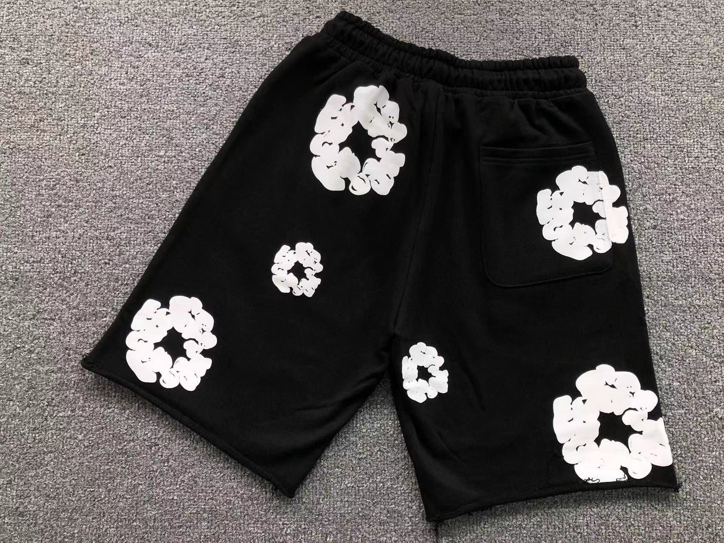 Pantaloncini con strappi in denim