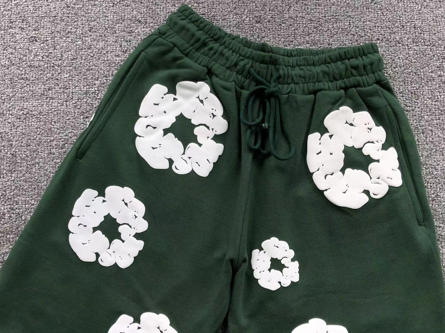 Pantaloncini con strappi in denim