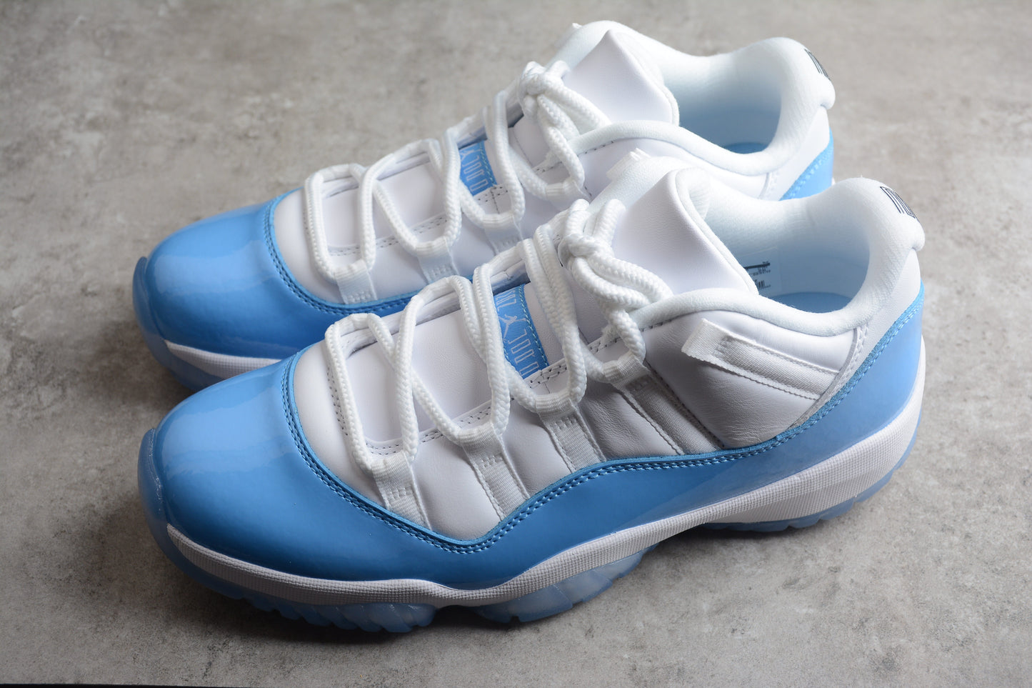 Air Jordan 11 Low „Weiß &amp; Universitätsblau“ 