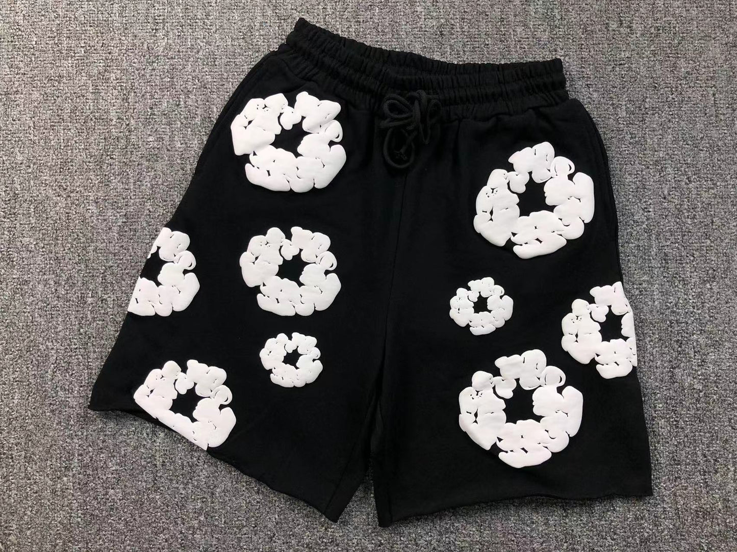 Completo corto con strappi in denim