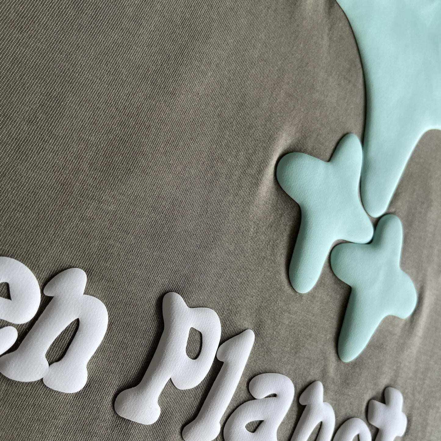 Maglietta spaziale con tre teschi del pianeta rotto 