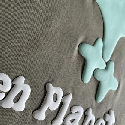 Maglietta spaziale con tre teschi del pianeta rotto 