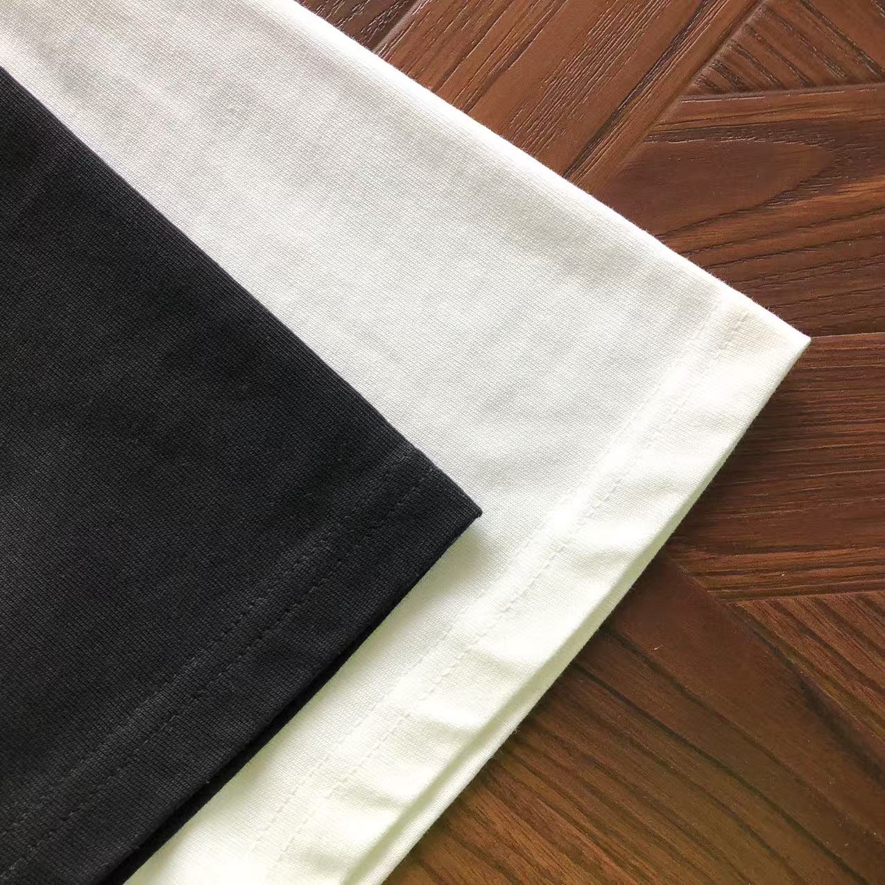 Maglietta con lacrime di denim 