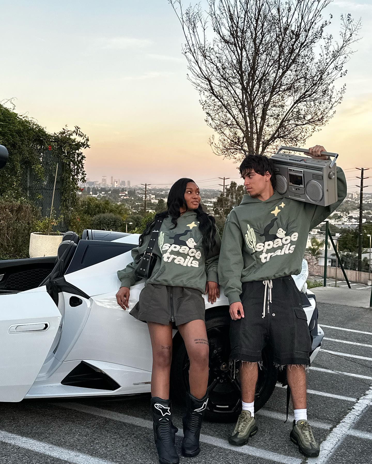 Hoodie mit Weltraumpfaden von Broken Planet 