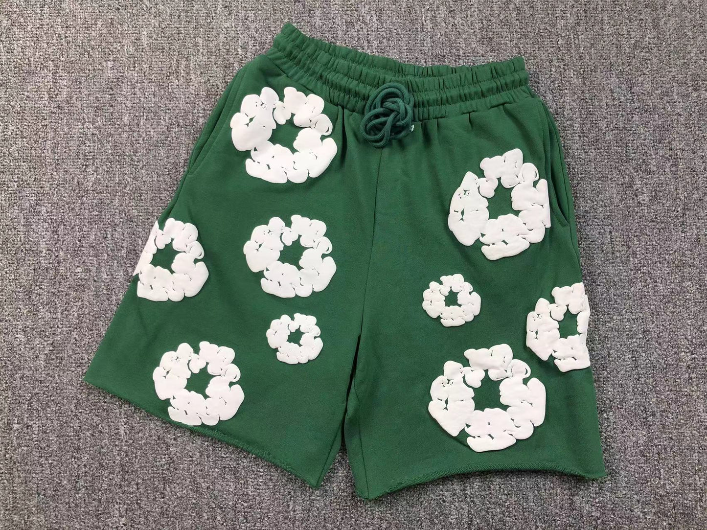 Completo corto con strappi in denim