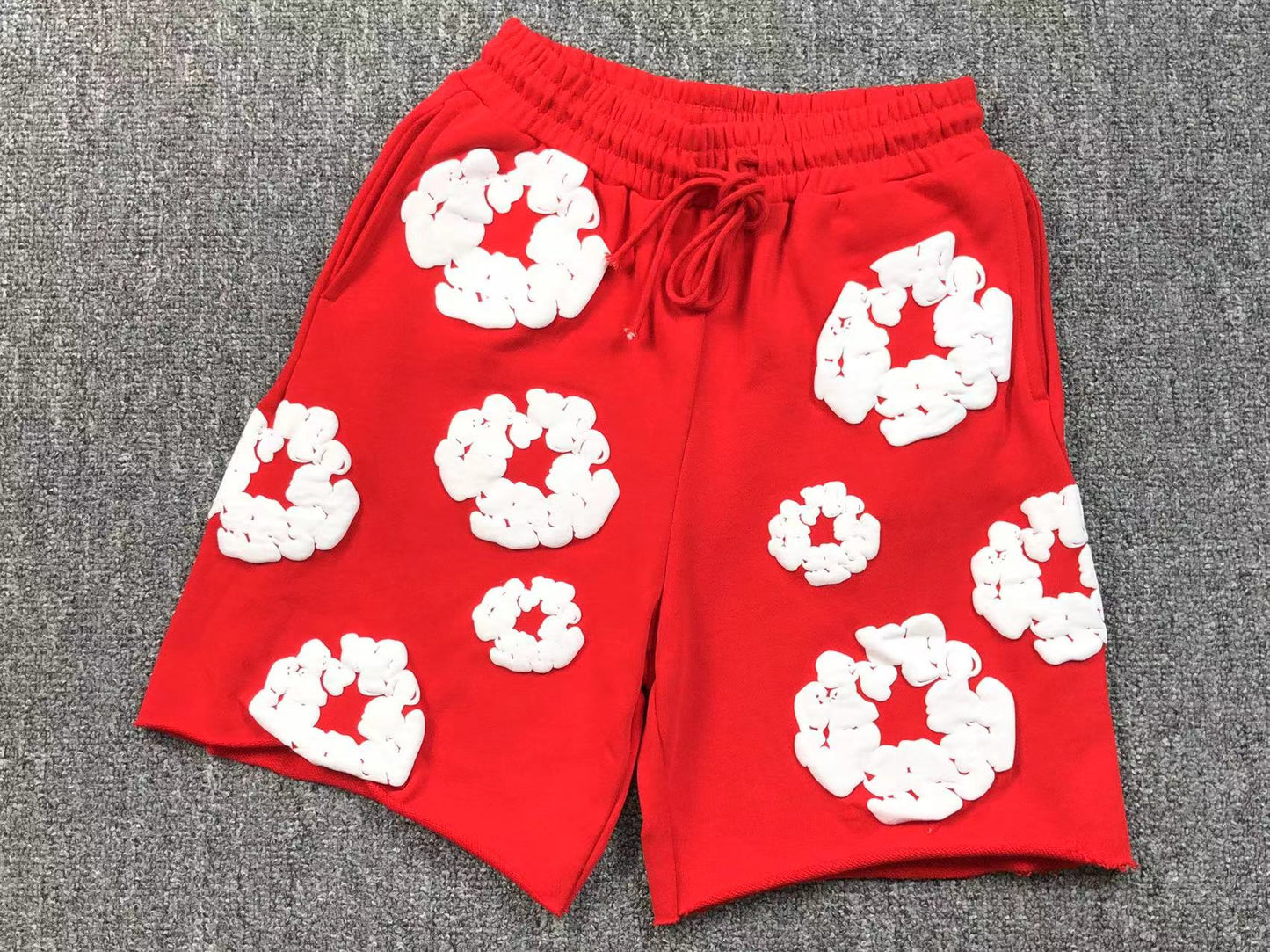 Completo corto con strappi in denim