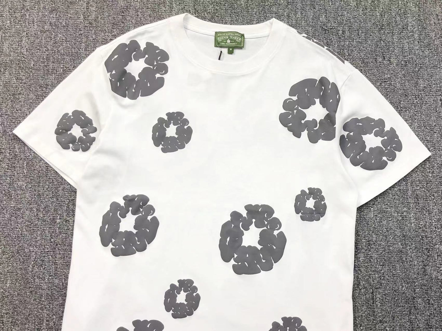 Completo corto con strappi in denim