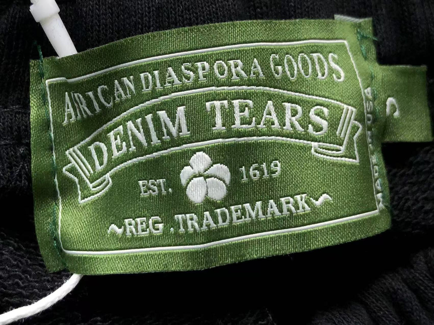 Maglietta con lacrime di denim