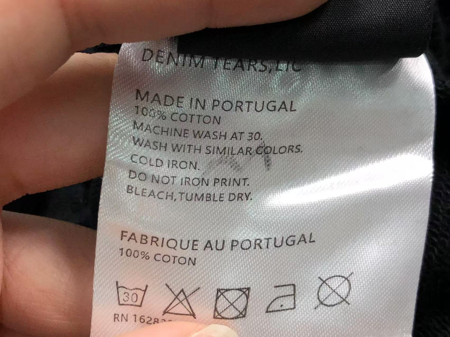 Maglietta con lacrime di denim