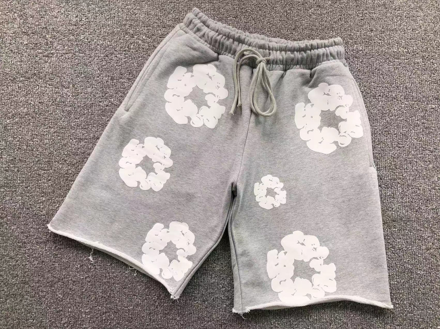 Pantaloncini con strappi in denim