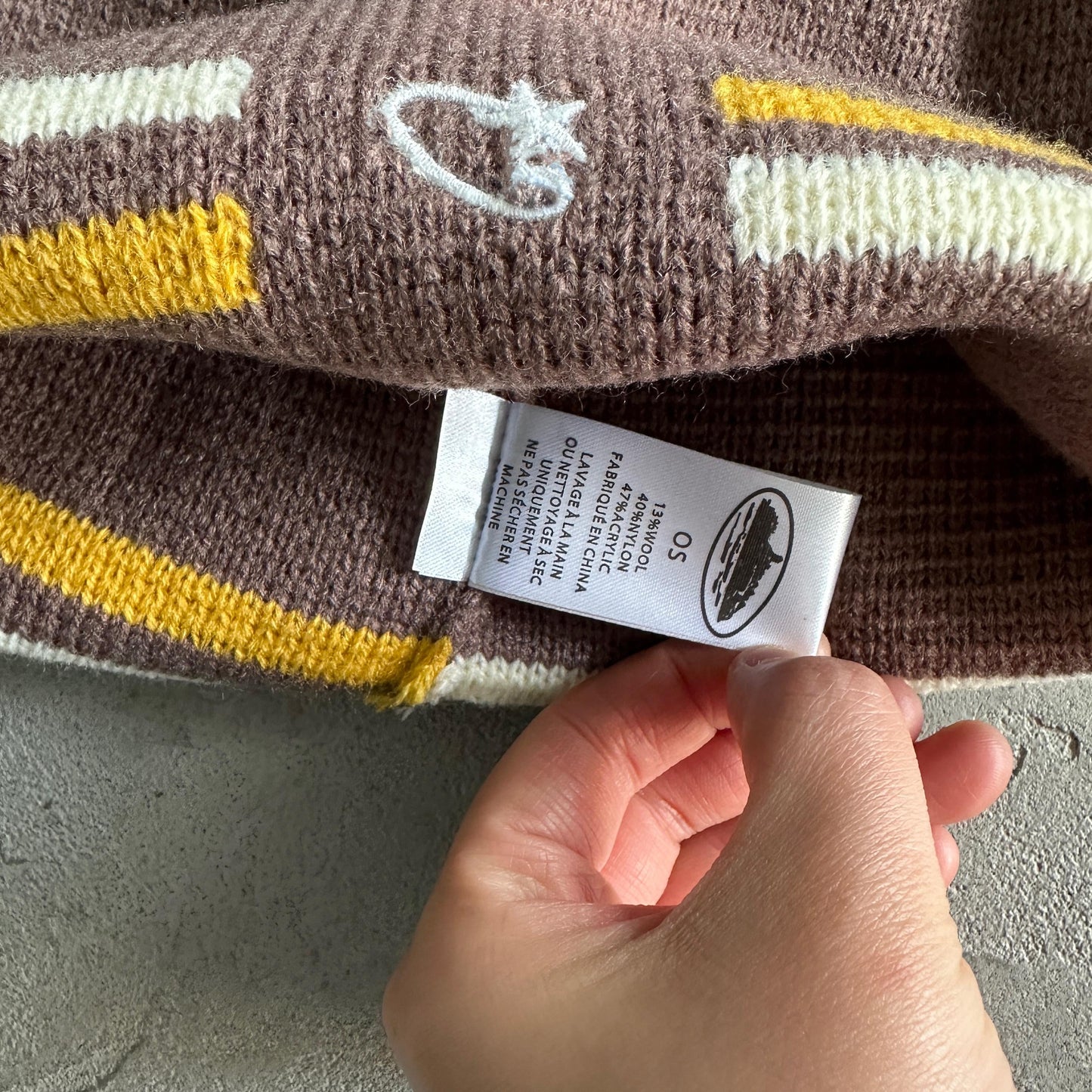 Corteiz Strickmütze mit Streifen - Braun