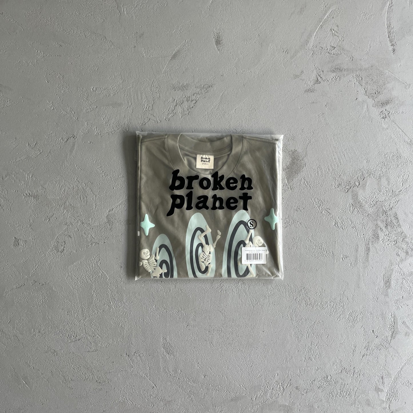 Maglietta spaziale con tre teschi del pianeta rotto 