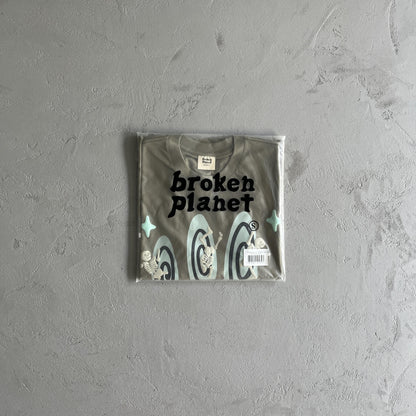 Maglietta spaziale con tre teschi del pianeta rotto 