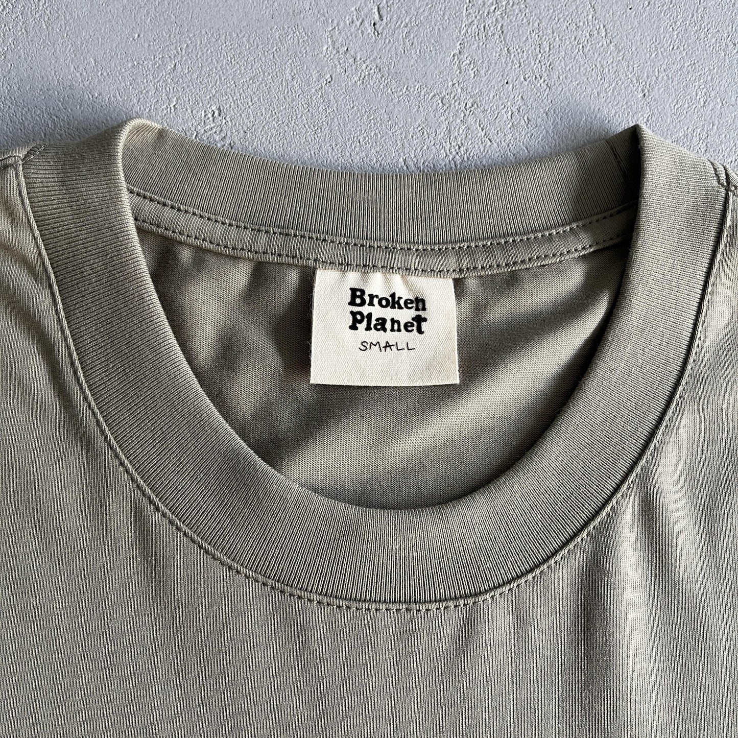 Maglietta spaziale con tre teschi del pianeta rotto 