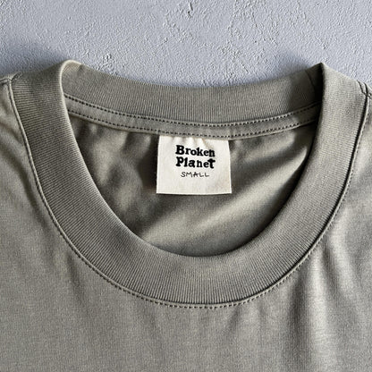 Maglietta spaziale con tre teschi del pianeta rotto 