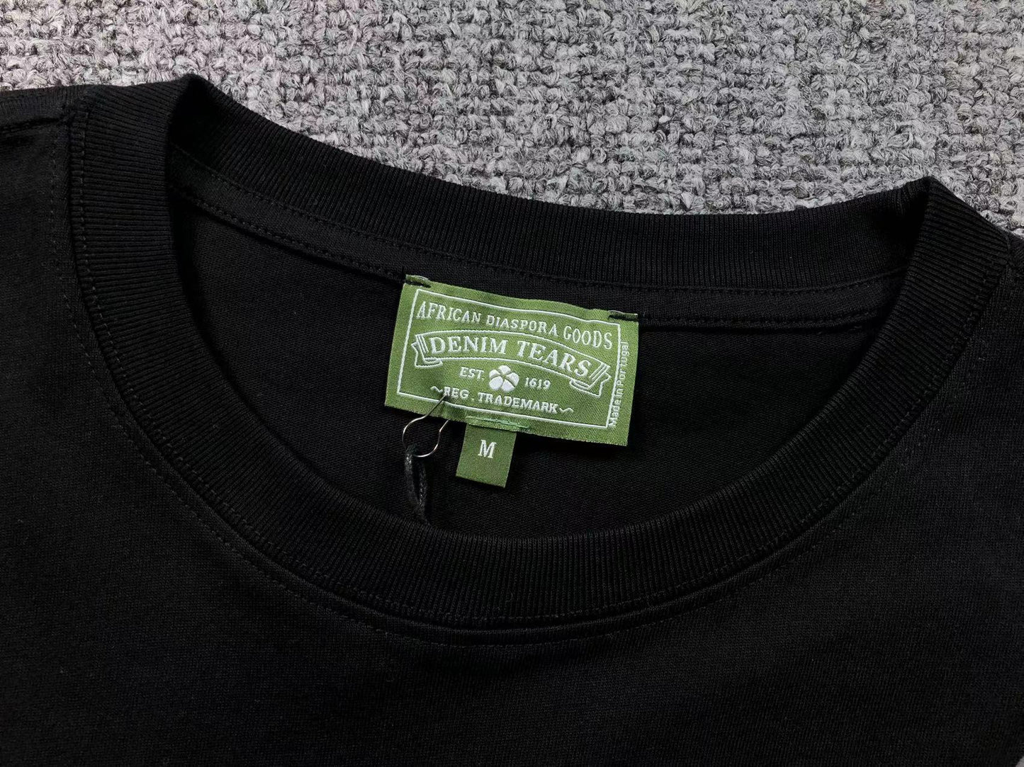 Completo corto con strappi in denim