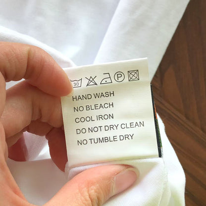 Maglietta con lacrime di denim 