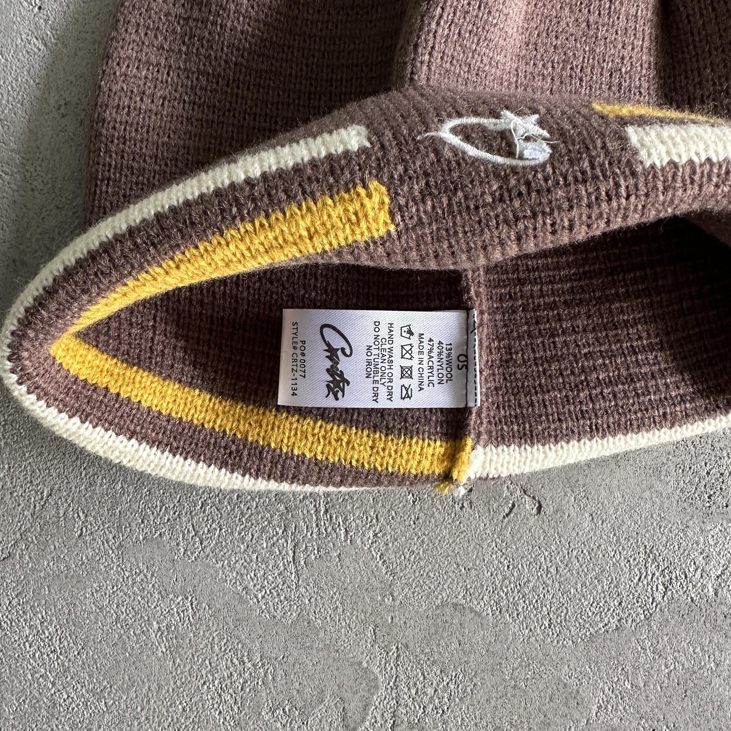 Corteiz Strickmütze mit Streifen - Braun