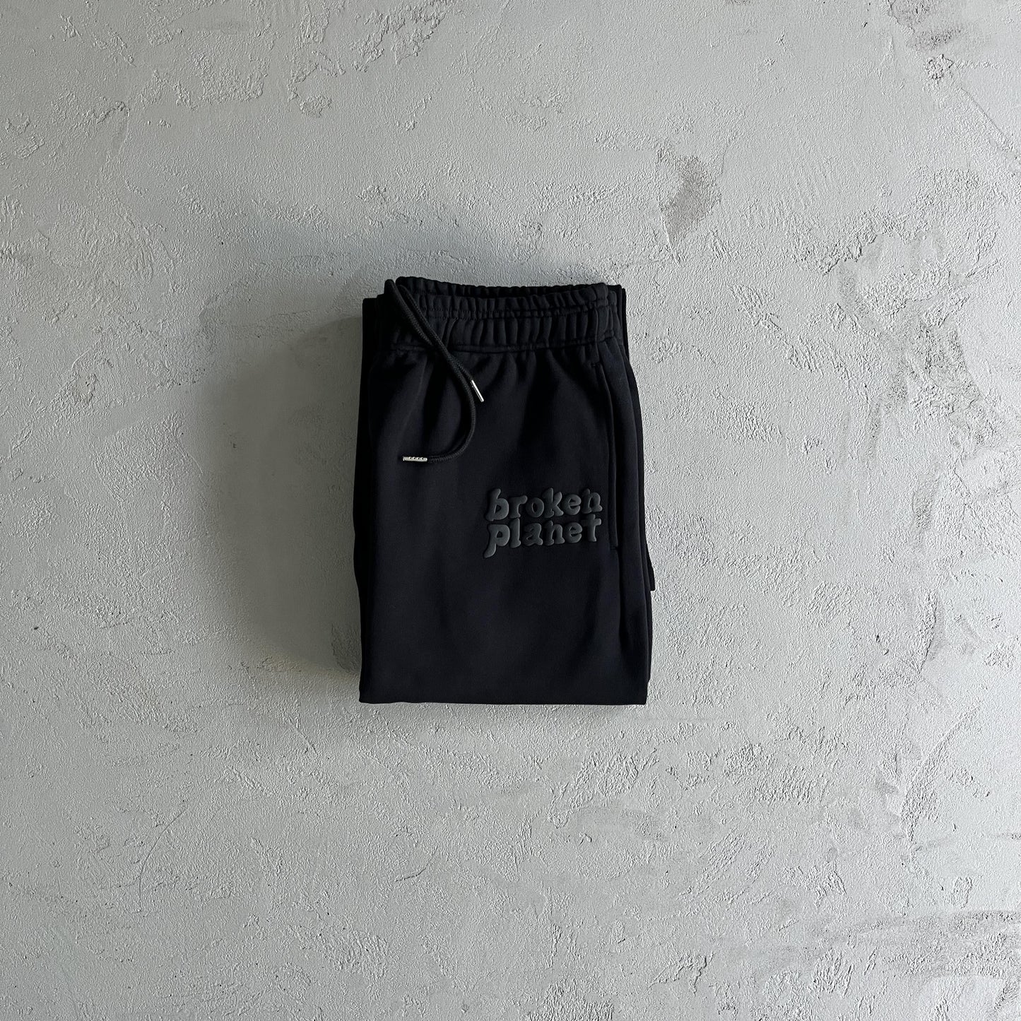 Broken Planet – Jogginghose mit geradem Bein in Schwarz 